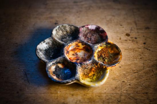 Eine Farbmischpalette in Blüenform