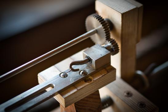 Die Wickelmaschine zum Wickln von Saiten