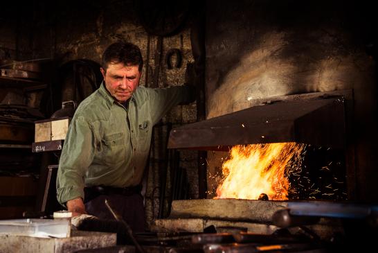 Schmied arbeitet am Feuer