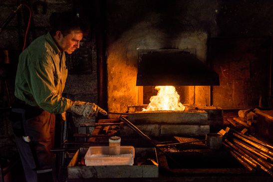 Hier entsteht ein hochwertiges Damastmesser in handwerklicher Feinarbeit