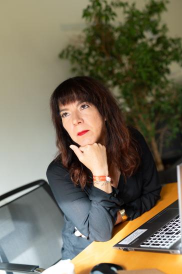 Social Media - Claudia Wolf, Nachdenken am Schreibtsich mit Blck in die Ferne