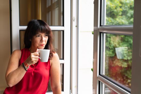 Kaffeepause am offenen Fenster