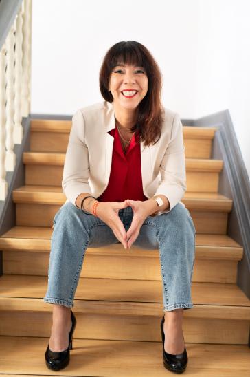 Social Media - Claudia Wolf, sitzend auf einer Treppe