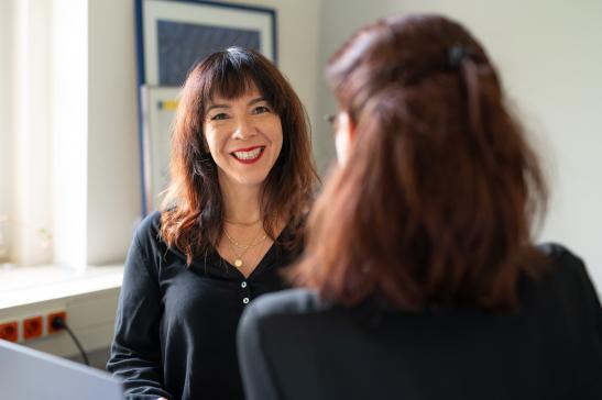 Social Media - Claudia Wolf, lächelt beim Kundengespräch