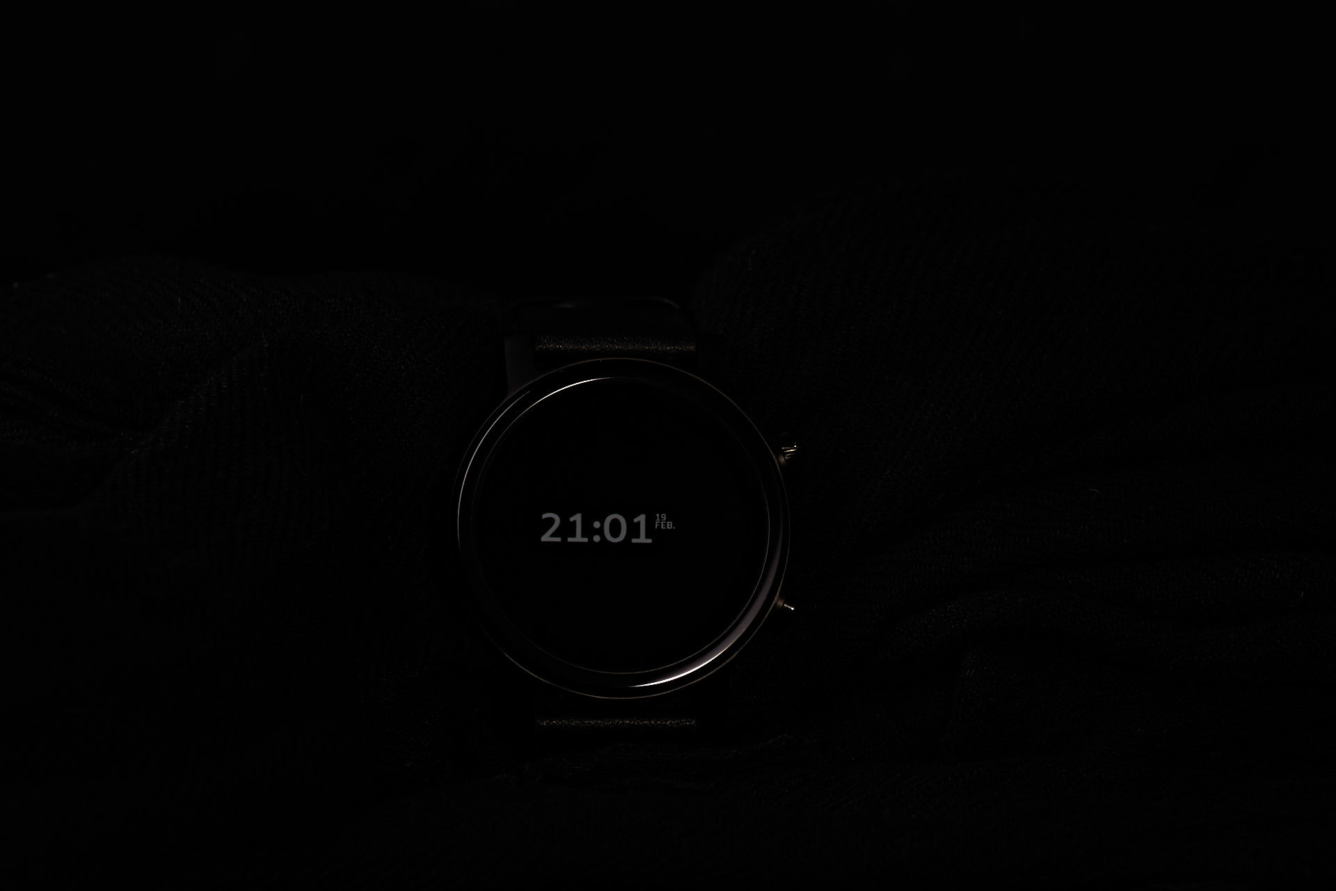 schwarze Smartwatch glänzt dezent auf Schwarz