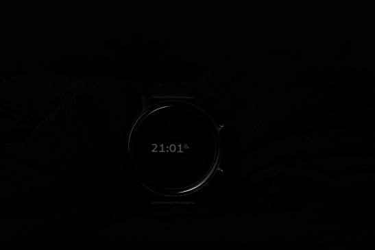 schwarze Smartwatch glänzt dezent auf Schwarz