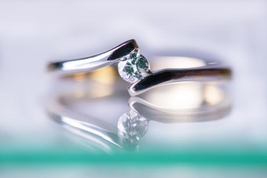 Spiegelnder Ring mit einem Diamant