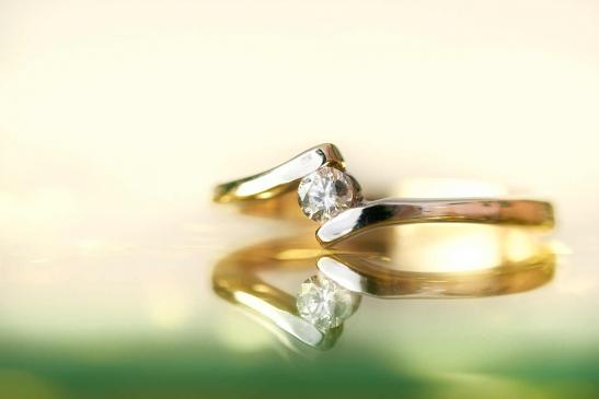 Diamantring mit einer gelb-grünen Spiegelung