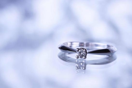 Silberner Ring mit Diamant, monochrom präsentiert 