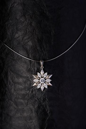 Diamant- Sternanhänger auf schwarzem Grund