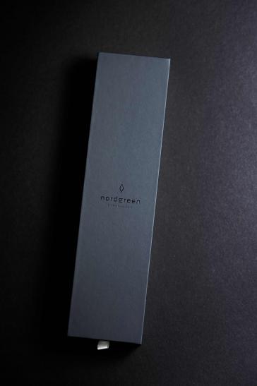 Dezent graue Uhrenpackung auf schwarzem Hintergrund