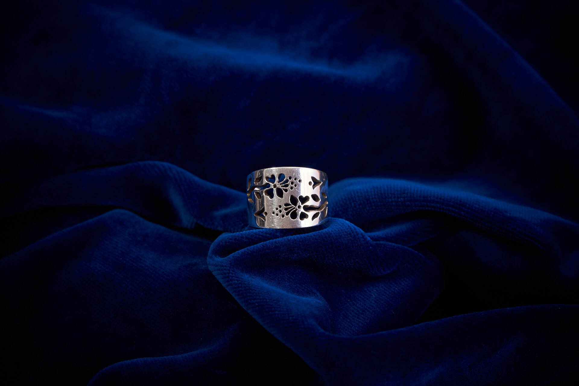 Silberner, flacher Ring mit ausgeschnittenem Blattmuster