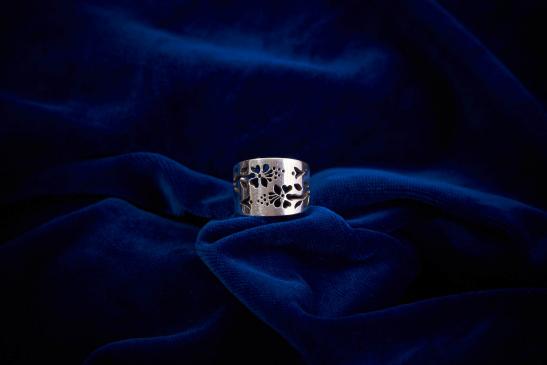 Silberner, flacher Ring mit ausgeschnittenem Blattmuster