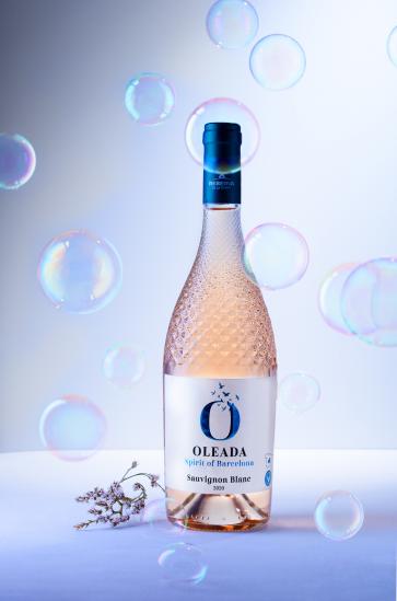 Flasche eines Weingetränks von Seifenblasen umspielt